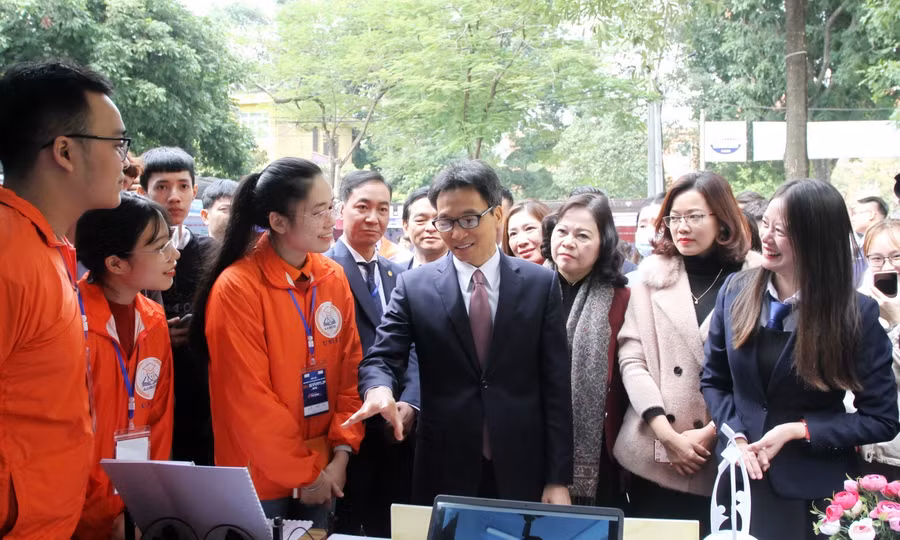 Phó Thủ tướng Vũ Đức Đam, Thứ trưởng Ngô Thị Minh cùng các đại biểu tham quan các không gian trưng bày dự án, ý tưởng khởi nghiệp