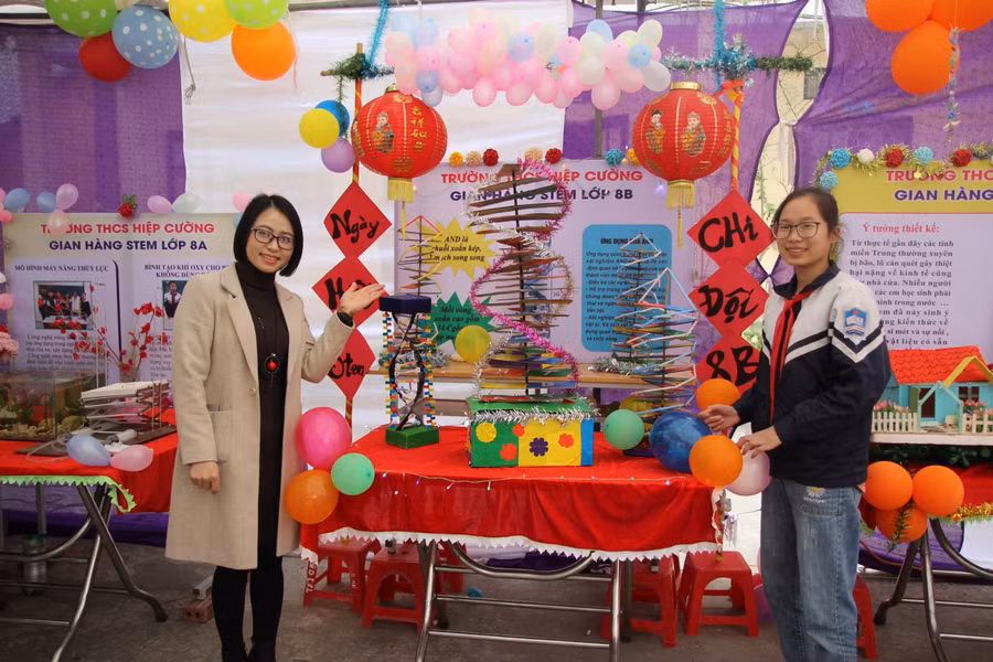 Cô trò hào hứng tham gia ngày hội.