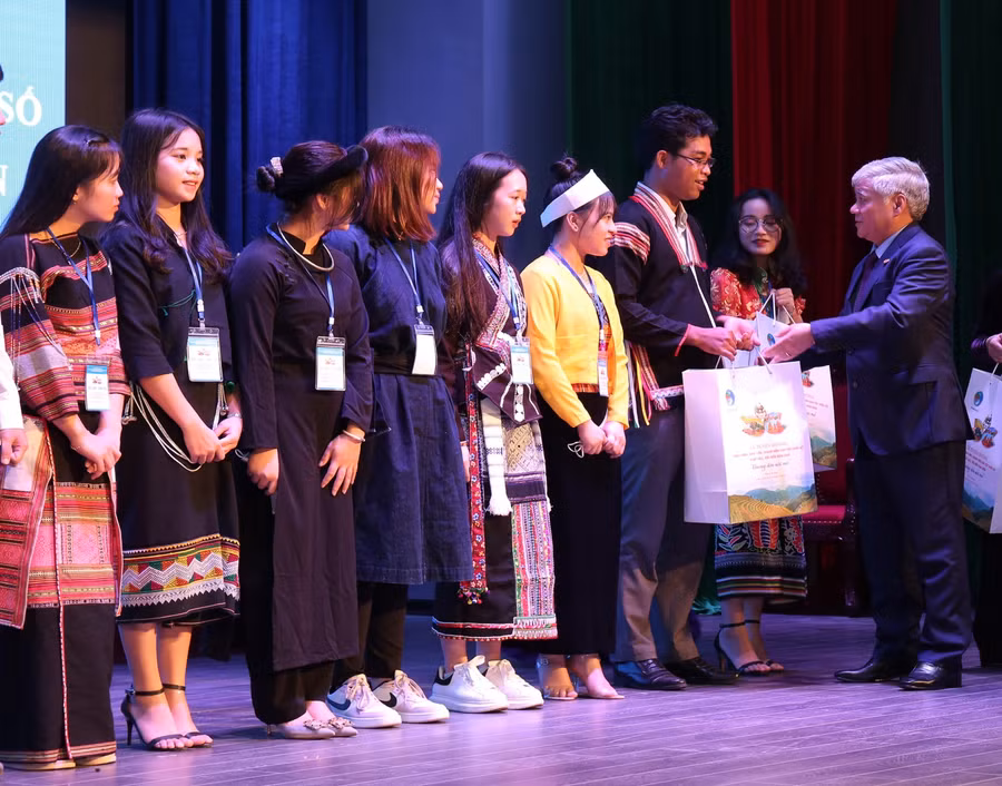 Bộ trưởng Đỗ Văn Chiến tặng quà cho đại diện các em HS, SV, TN DTTS tại buổi gặp mặt