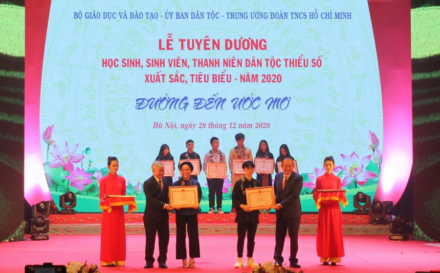 Phó Thủ tưởng Trương Hòa Bình và Bộ trưởng Đỗ Văn Chiến trao Bằng khen cho các học sinh, sinh viên xuất sắc