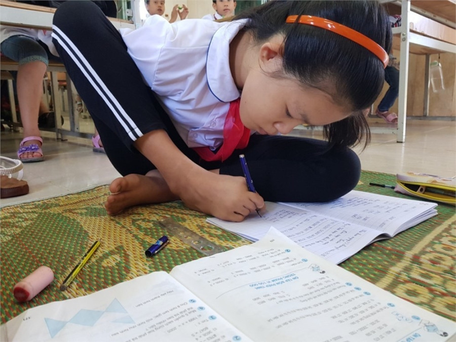 Linh Thị Hồng viết chữ bằng chân Linh Thị Hồng viết chữ bằng chân