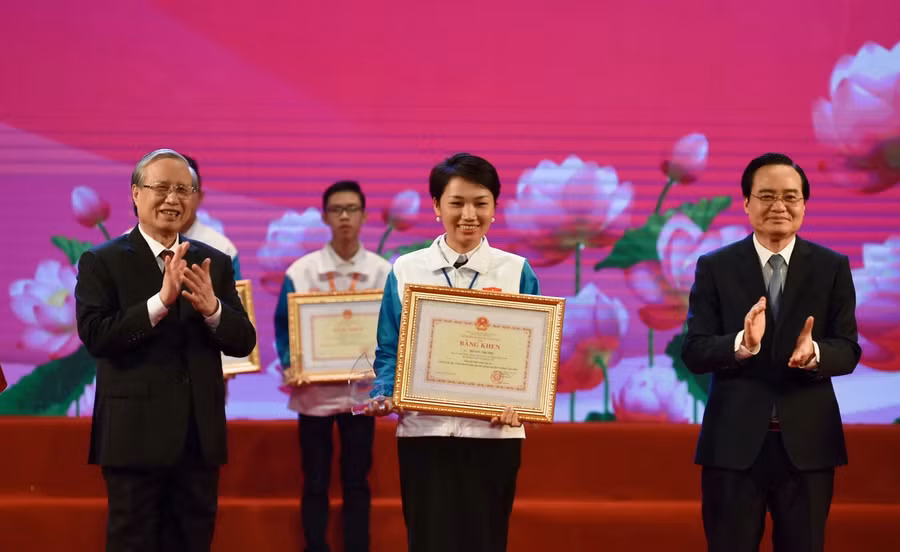 Cô Hoàng Thị Thu nhận giải Nhất cuộc thi “Tuổi trẻ học tập và làm theo tư tưởng, đạo đức, phong cách Hồ Chí Minh” năm 2020