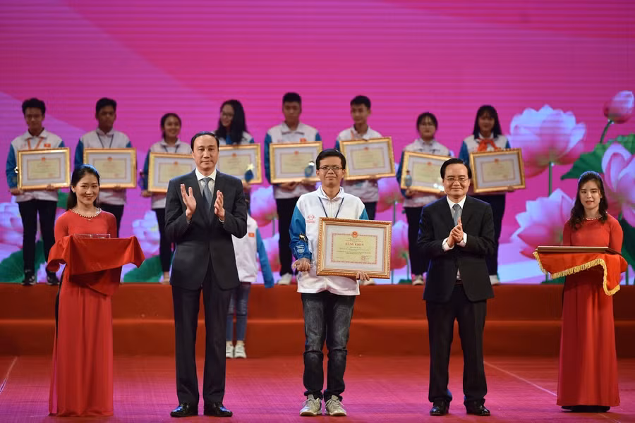 Bộ trưởng Bộ GD&amp;ĐT Phùng Xuân Nhạ và Phó Chủ tịch Ủy ban Trung ương Mặt trận Tổ quốc Việt Nam Phùng Khánh Tài trao bằng khen cho các HSSV xuất sắc tiêu biểu