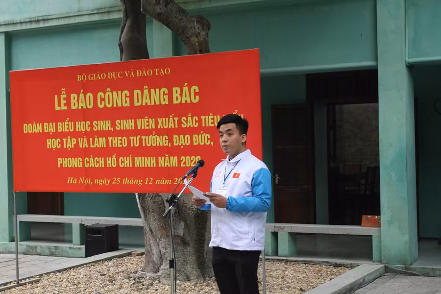 Đại diện HSSV tiêu biểu báo công dâng Bác