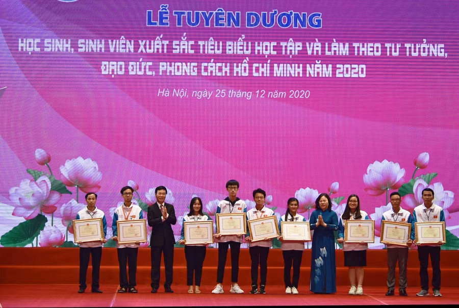 Trưởng ban Tuyên giáo Trung ương Võ Văn Thưởng và Thứ trưởng Bộ GD&amp;ĐT Ngô Thị Minh trao bằng khen cho các HSSV xuất sắc tiêu biểu