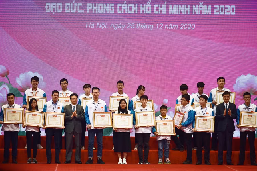 Phó Thủ tướng Vũ Đức Đam và Bí thư Trung ương Đoàn Bùi Quang Huy trao bằng khen cho các HSSV xuất sắc tiêu biểu