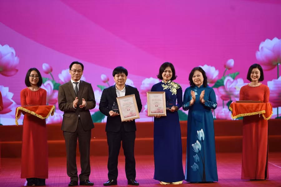 Thứ trưởng Ngô Thị Minh, Thứ trưởng Hoàng Minh Sơn trao chứng nhận, biểu trưng cho các đơn vị đồng hành