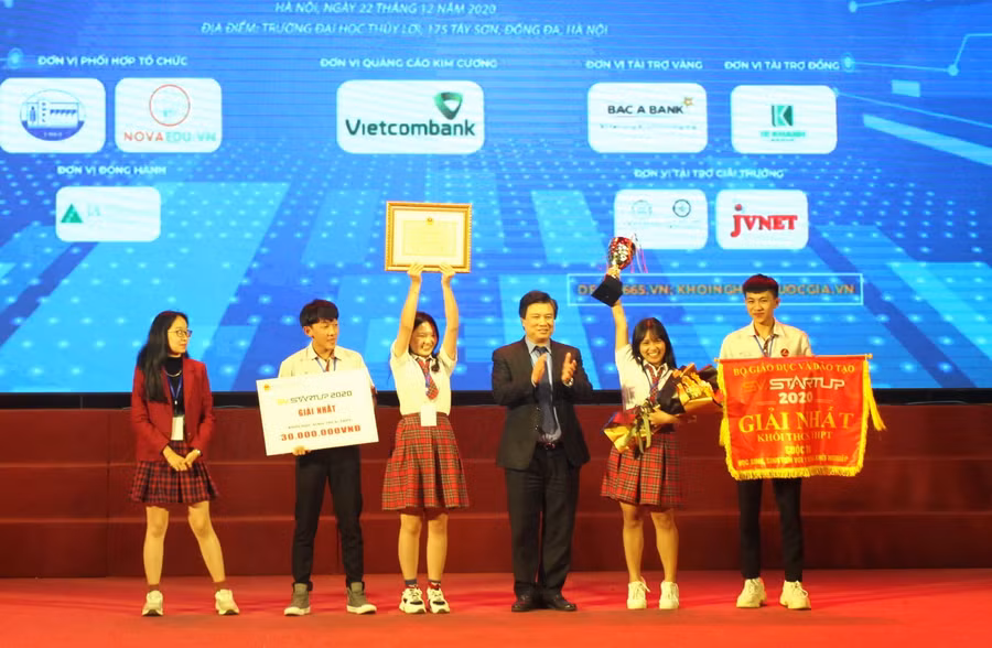 Thứ trưởng Nguyễn Hữu Độ trao giải Nhất cho Dự án của học sinh tỉnh Đắk Lắk.