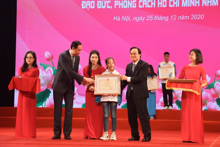 Bộ trưởng Phùng Xuân Nhạ trao bằng khen cho em Linh Thị Hồng