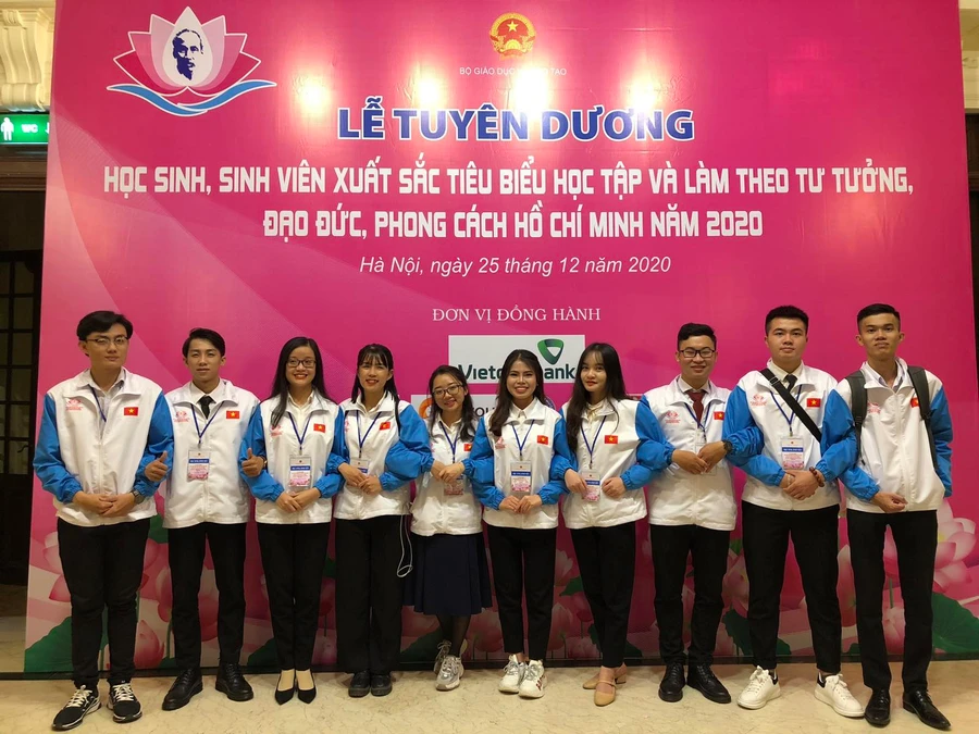 Các đại biểu dự lễ tuyên dương