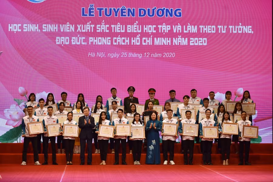 Phó trưởng Ban Tuyên giáo Trung ương Bùi Trường Giang và Thứ trưởng Bộ GD&amp;ĐT Ngô Thị Minh trao bằng khen cho các HSSV xuất sắc tiêu biểu