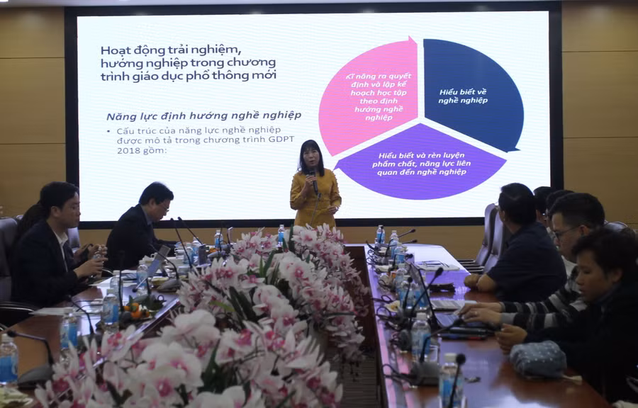 PGS.TS. Đinh Thị Kim Thoa - Trường Đại học Giáo dục ĐHQGHN tham luận tại hội thảo