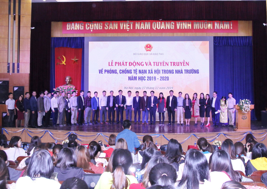 Các đại biểu hưởng ứng lễ phát động