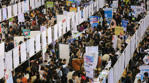 Cảnh bên trong một hội chợ việc làm tại Trung Quốc, tháng 4/2018. Cảnh bên trong một hội chợ việc làm tại Trung Quốc, tháng 4/2018.