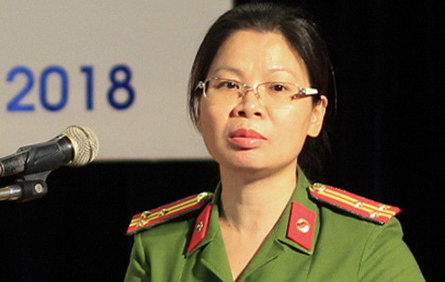 Thượng tá Hà Thị Hằng phát biểu tại hội nghị Thượng tá Hà Thị Hằng phát biểu tại hội nghị