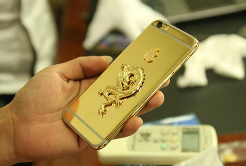 Một mẫu iPhone 6 mạ vàng.