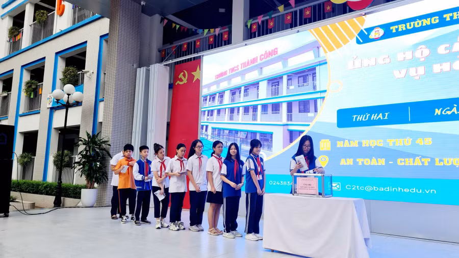 Học sinh Trường THCS Thành Công quyên góp ủng hộ gia đình nạn nhân vụ cháy chung cư mini.