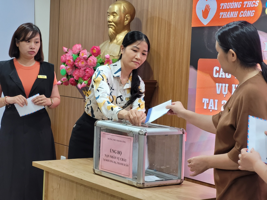 Cán bộ, giáo viên Trường THCS Thành Công ủng hộ giúp đỡ các gia đình bị ảnh hưởng bởi vụ cháy.