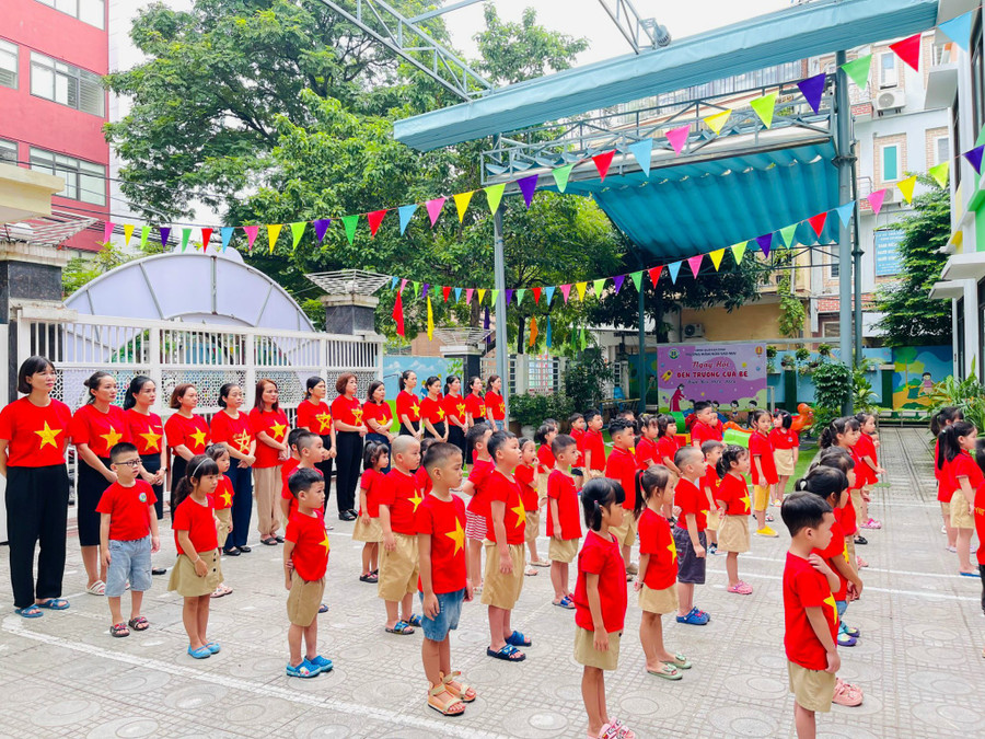 Cô trò tưởng niệm các nạn nhân vụ hỏa hoạn chung cư mini sáng 18/9. Cô trò tưởng niệm các nạn nhân vụ hỏa hoạn chung cư mini sáng 18/9.