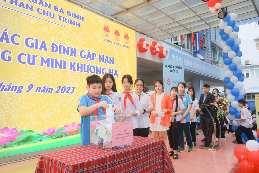 Học sinh Trường THCS Phan Chu Trinh ủng hộ tiền để chia sẻ với gia đình nạn nhân vụ hỏa hoạn. Học sinh Trường THCS Phan Chu Trinh ủng hộ tiền để chia sẻ với gia đình nạn nhân vụ hỏa hoạn.