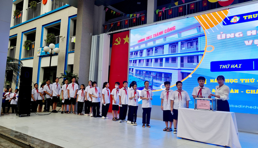 Học sinh Trường THCS Thành Công ủng hộ gia đình nạn nhân vụ cháy chung cư mini Học sinh Trường THCS Thành Công ủng hộ gia đình nạn nhân vụ cháy chung cư mini