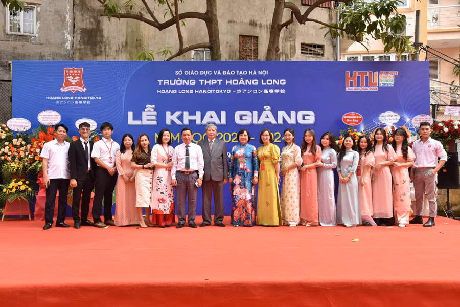 Thầy Lê Thanh Long - Chủ tịch Hội đồng trường Trường THPT Hoàng Long cùng đồng nghiệp và học sinh nhân dịp khai giảng năm học mới.