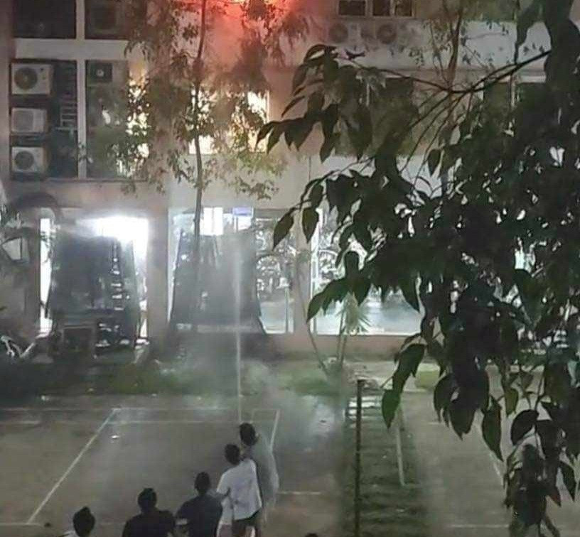 Đám cháy xảy ra trên tầng 3 tòa chung cư. Đám cháy xảy ra trên tầng 3 tòa chung cư.