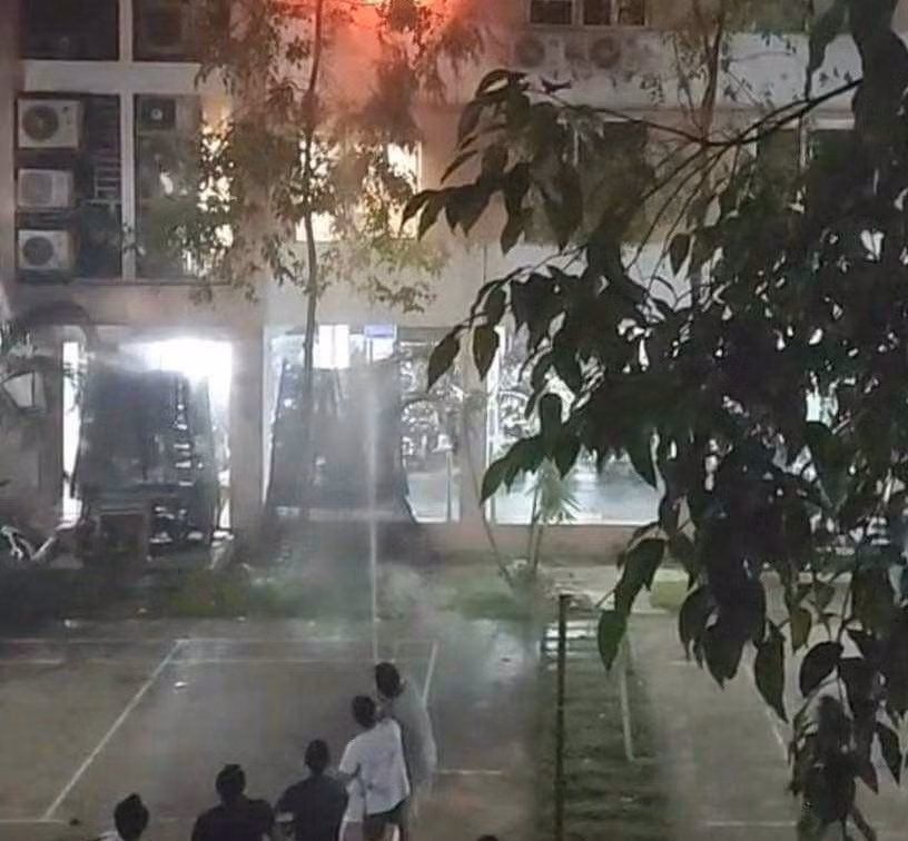 Đám cháy xảy ra trên tầng 3 tòa chung cư.