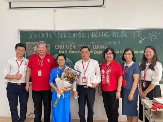 Thầy Lê Thanh Long - Chủ tịch Hội đồng trường Trường THPT Hoàng Long (thứ 4 từ phải sang trái) chúc mừng đồng nghiệp sau khi kết thúc chuyên đề. Thầy Lê Thanh Long - Chủ tịch Hội đồng trường Trường THPT Hoàng Long (thứ 4 từ phải sang trái) chúc mừng đồng nghiệp sau khi kết thúc chuyên đề.