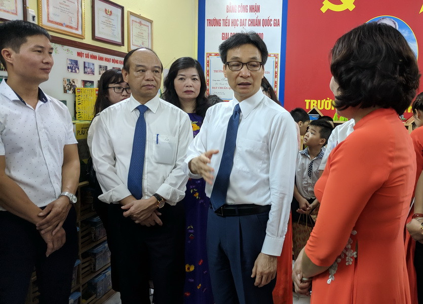 Phó Thủ tướng tham quan trường tiểu học Thanh Trì Phó Thủ tướng tham quan trường tiểu học Thanh Trì