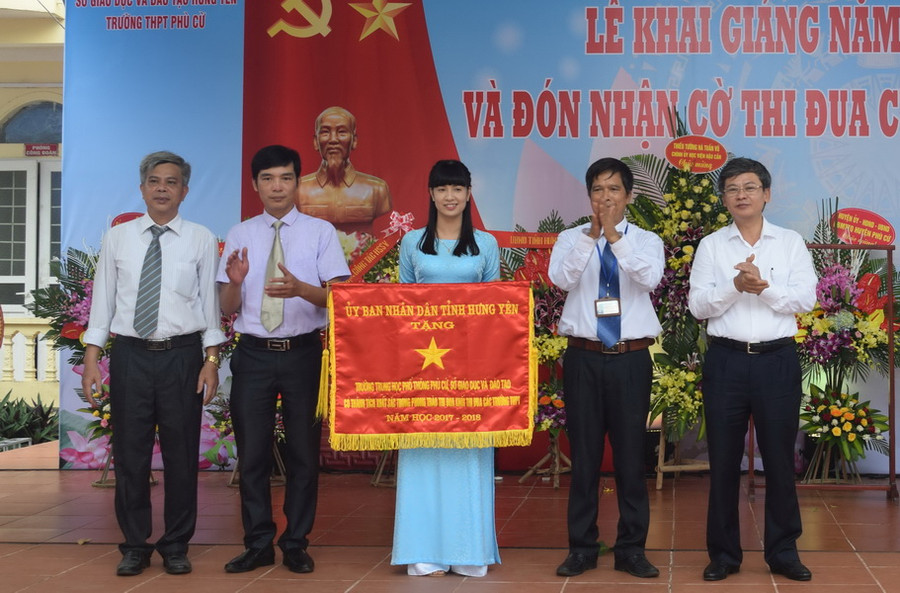 UBND tỉnh Hưng Yên tặng cờ thi đua cho trường THPT Phù Cừ UBND tỉnh Hưng Yên tặng cờ thi đua cho trường THPT Phù Cừ