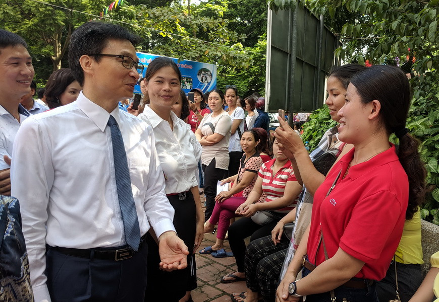 Phó Thủ tướng Vũ Đức Đam trò chuyện cùng cha mẹ học sinh trong lễ khai giảng Phó Thủ tướng Vũ Đức Đam trò chuyện cùng cha mẹ học sinh trong lễ khai giảng