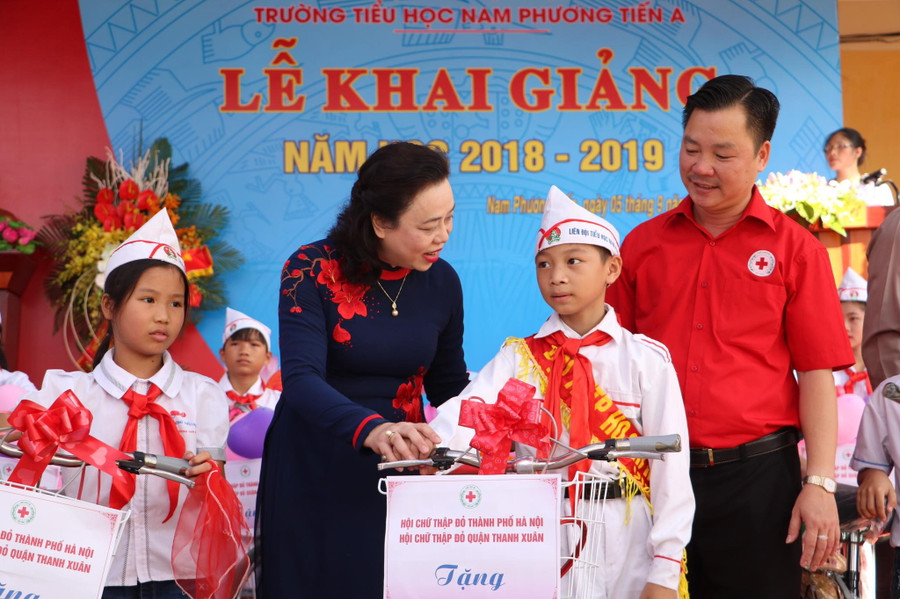 Hội Chữ thập đỏ Thành phố Hà Nội tặng quà cho các học sinh vùng lũ Nam Phương Tiến