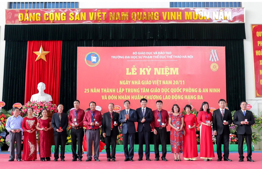 Đại diện Bộ GD&ĐT trao kỷ niệm chương Vì sự nghiệp giáo dục cho 19 cá nhân