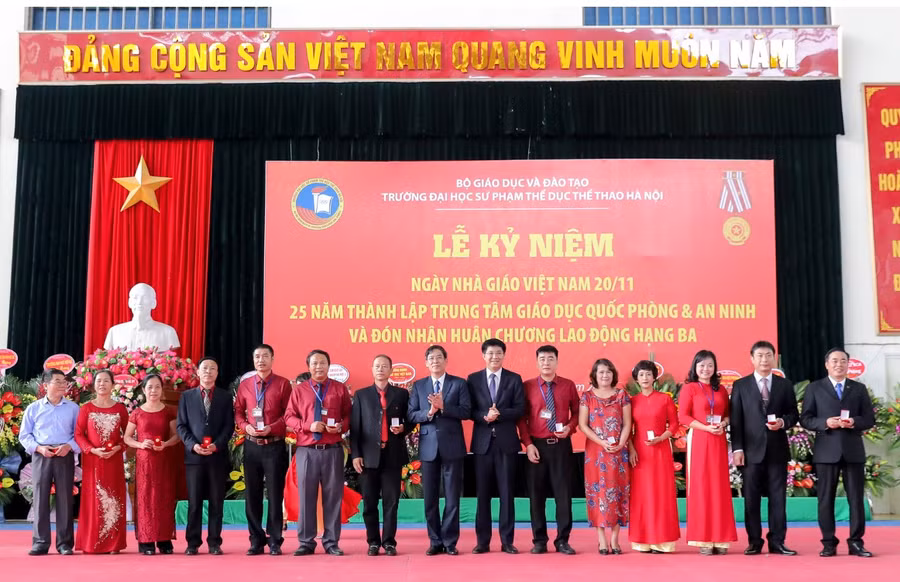 Đại diện Bộ GD&ĐT trao kỷ niệm chương Vì sự nghiệp giáo dục cho 19 cá nhân