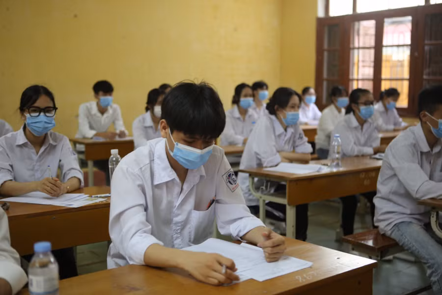 Trong phòng thi thí sinh đeo khẩu trang suốt quá trình làm bài.