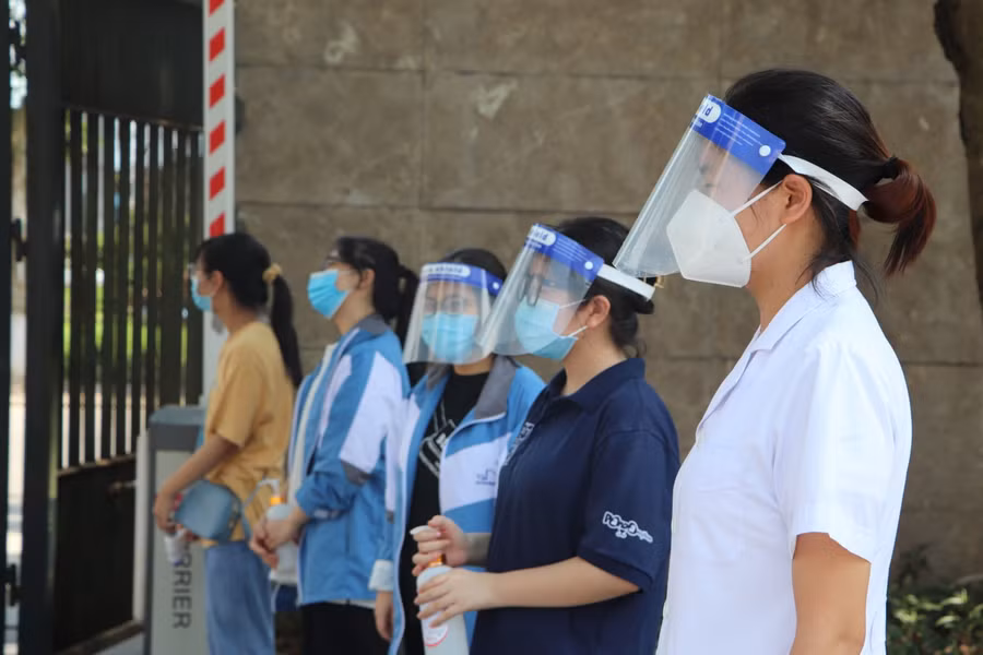 Lực lượng y tế có mặt hỗ trợ, xử lý các tình huống phát sinh đảm bảo sức khỏe cho thí sinh.