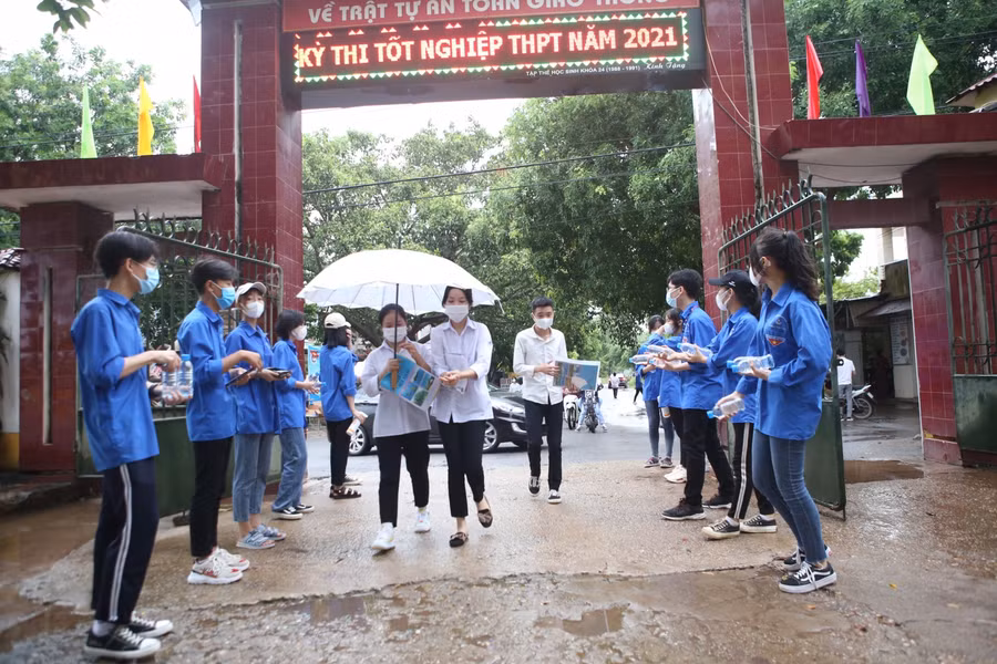 Nước uống sẵn sàng phát cho thí sinh.