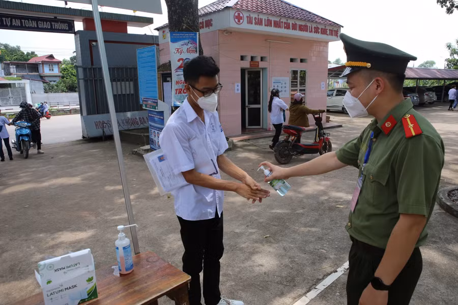 Lực lượng công an Điểm thi động viên, hỗ trợ thí sinh phòng dịch Covid-19.