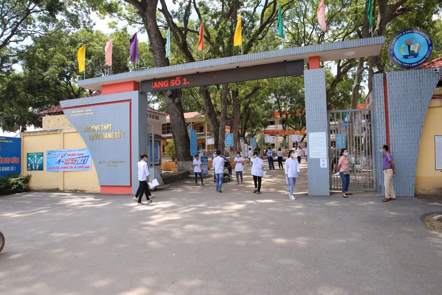 Ngay từ 12h45 phút chiều 7/7 thí sinh đến Điểm thi tại Trường THPT Lạng Giang số 1 chuẩn bị cho thi môn Toán.