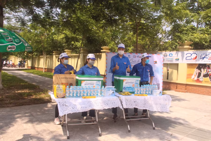 Thanh niên tình nguyện đến từ Tỉnh đoàn Bắc Ninh có mặt rất sớm tại Điểm thi để hỗ trợ thí sinh.