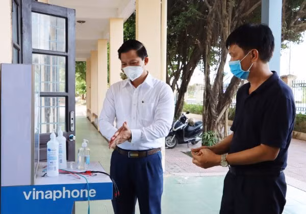 Phó Chủ tịch Thường trực UBND tỉnh kiểm tra công tác phòng, chống dịch tại Trường THPT Nguyễn Đăng Đạo.