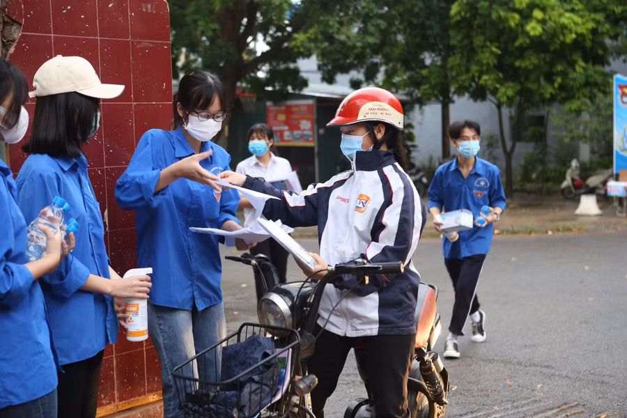 Thanh niên tình nguyện có mặt sớm tại điểm thi để tiếp tục hỗ trợ thí sinh trong ngày thi thứ 2.