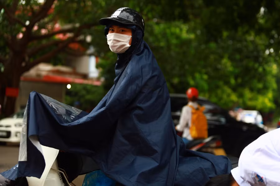 Phụ huynh với ánh mắt dõi theo thí sinh vào trường thi .