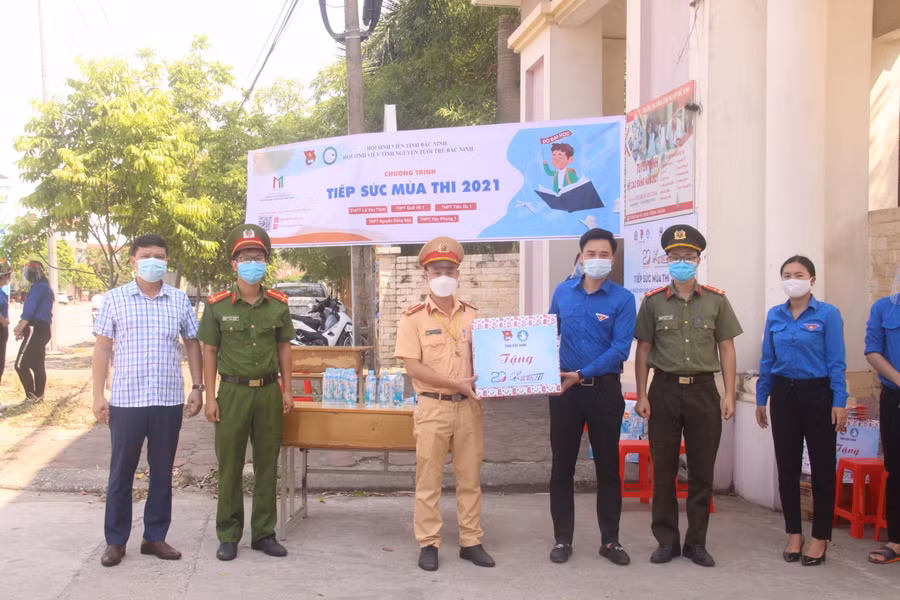 Hỗ trợ lực lượng làm nhiệm vụ, thí sinh tại Điểm thi tốt nghiệp THPT.