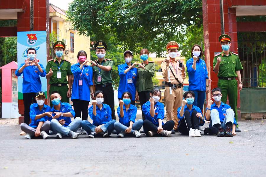 Lực lượng làm nhiệm vụ hỗ trợ thí sinh tại điểm thị Trường THPT Lục Nam.