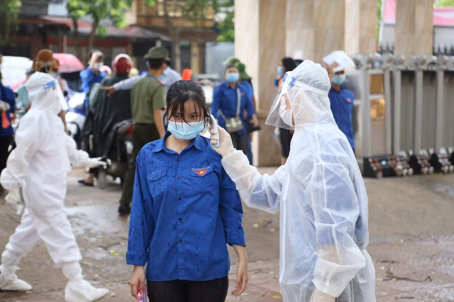 Thí sinh đến Điểm thi Trường THPT Việt Yên số 1 (Bắc Giang).