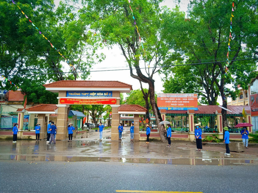 Đội thanh niên tình nguyện có mặt sớm tại Điểm thi để hỗ trợ thí sinh.