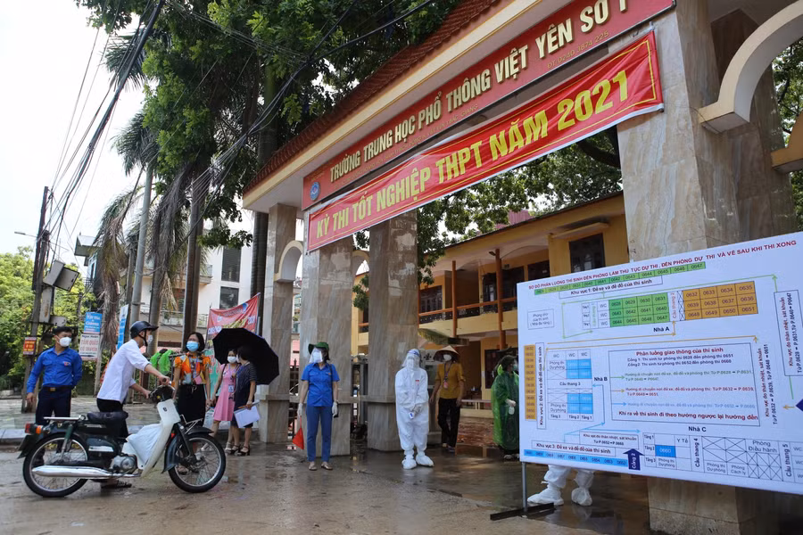 Lực lượng chức năng có mặt từ 13h chiều 6/7 để hỗ trợ thí sinh đến đăng ký dự thi.