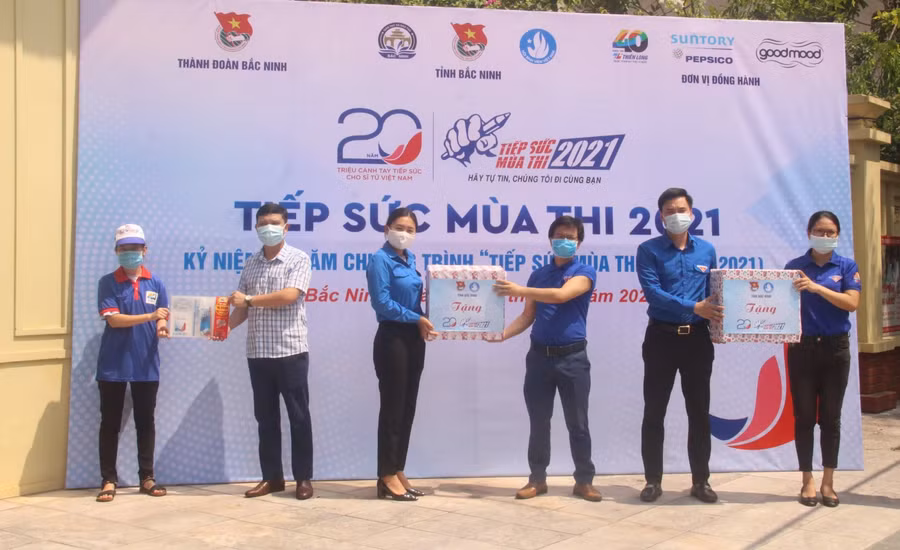 Hoạt động trao quà tiếp sức mùa thi 2021 chiều 6/7 tại Điểm thi trường THPT Hàn Thuyên (TP Bắc Ninh).